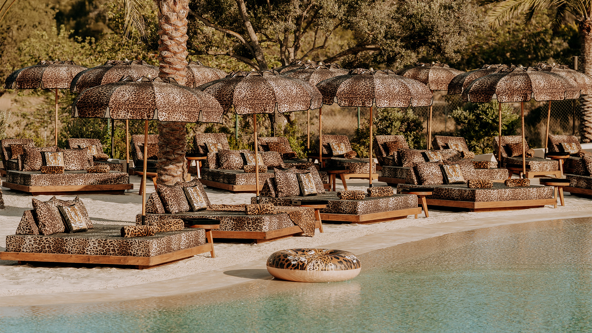 dolce-and-gabbana-resort-2025-takeover-beach-club-banner-3 dolce-and-gabbana-resort-2025-takeover-beach-club-banner-3