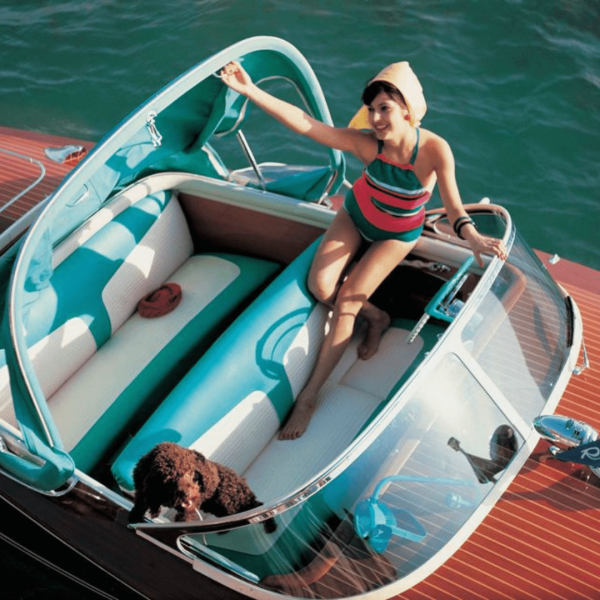 1962: The Birth of an Icon – The Aquarama
Riva introduced the Aquarama, hailed as the "Ferrari of the sea." Its sleek mahogany design, aquamarine upholstery, and unmatched performance cemented its place as a cultural and design icon.